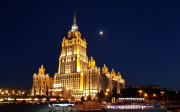 Hotel Ukraine nuit architecture stalinienne