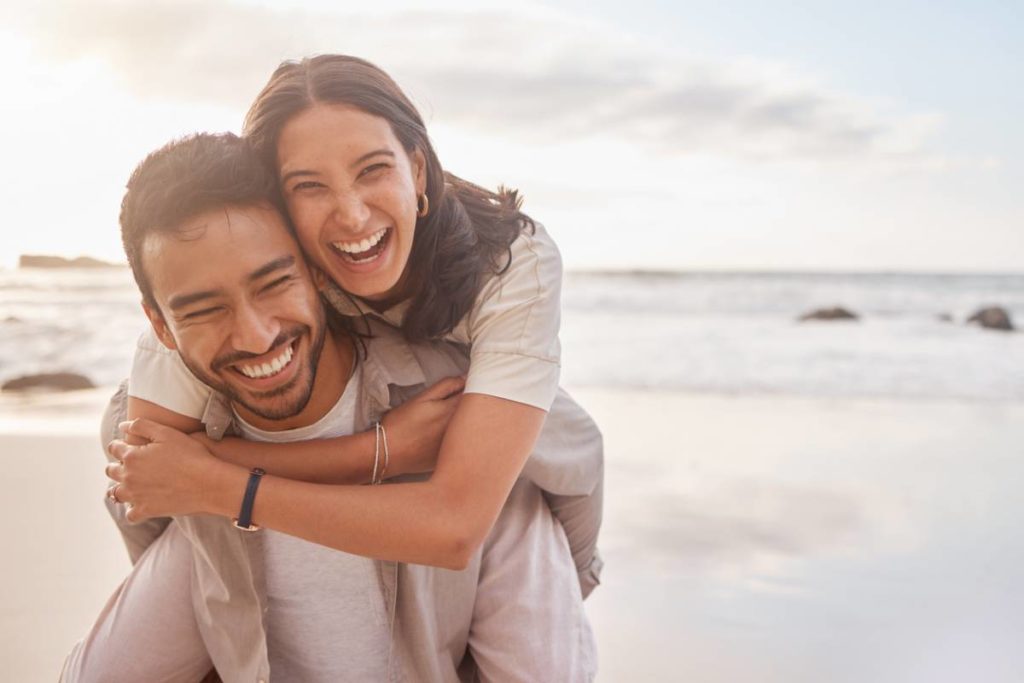 Couple sur la plage avec coucher de soleil