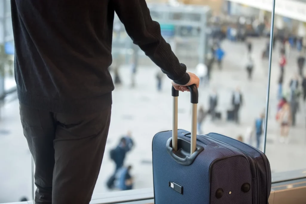 Homme avec sa valise à l'aéroport