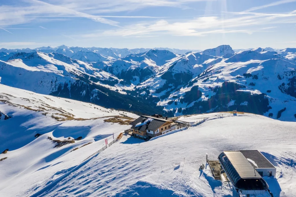 Vue sur montagnes enneigées