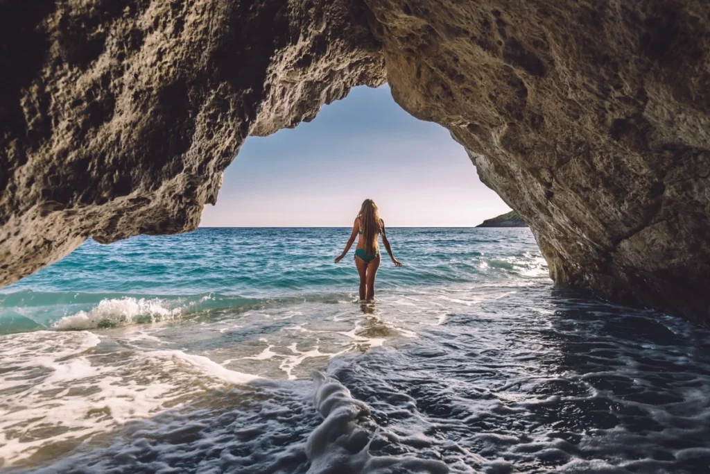 Grotte sur la plage de Gjipe