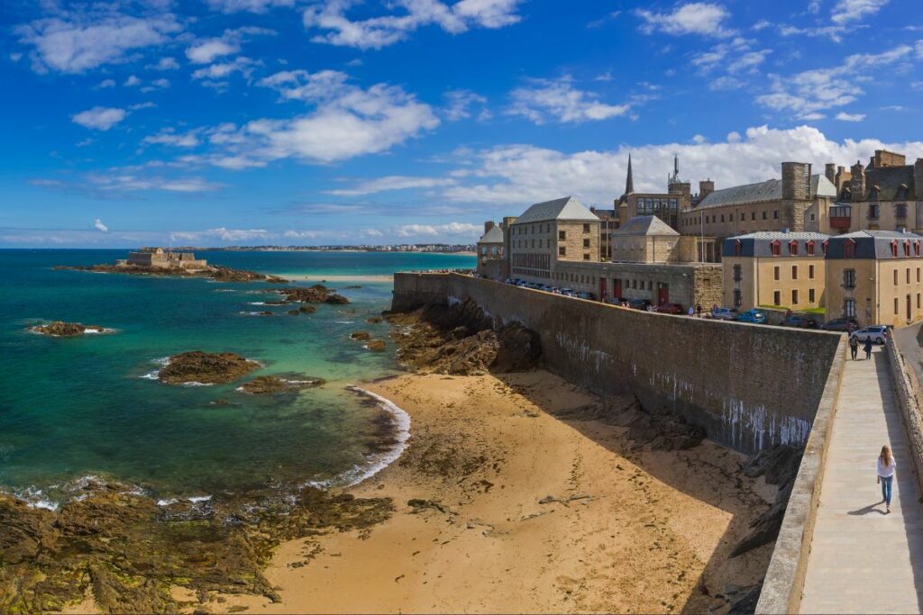 Week-end en amoureux à Saint-Malo : Où loger et que voir en 2025 ?