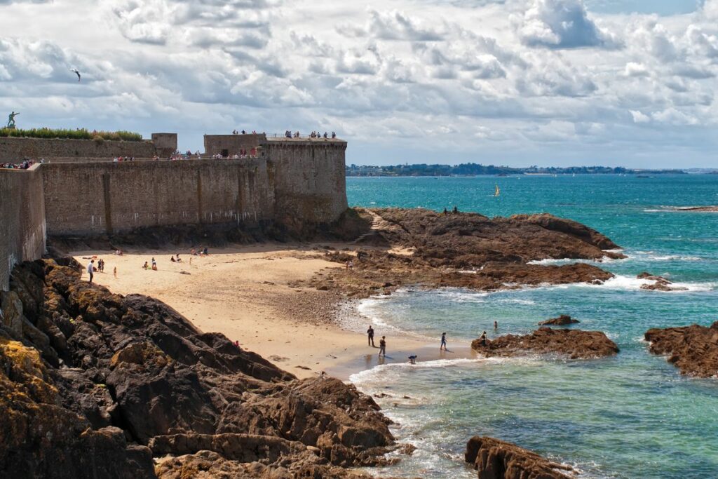 Week-end en amoureux à Saint-Malo : Où loger et que voir en 2025 ?