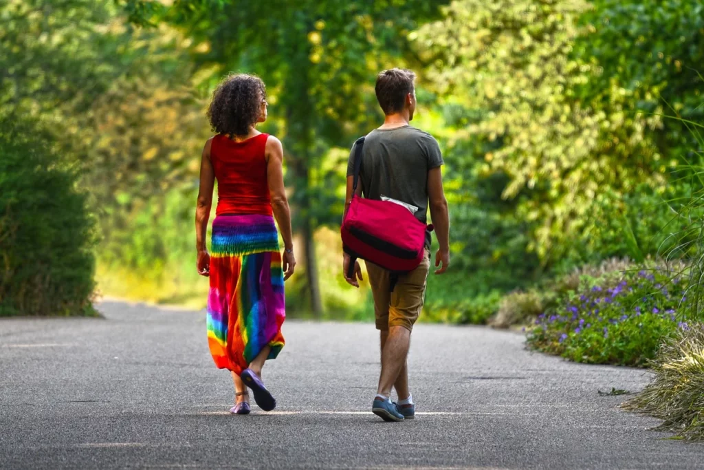 Couple marchant sur une route