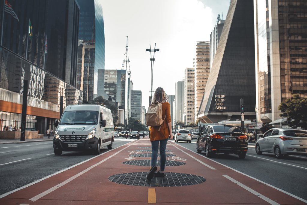 Femme avec un sac à dos dans la rue