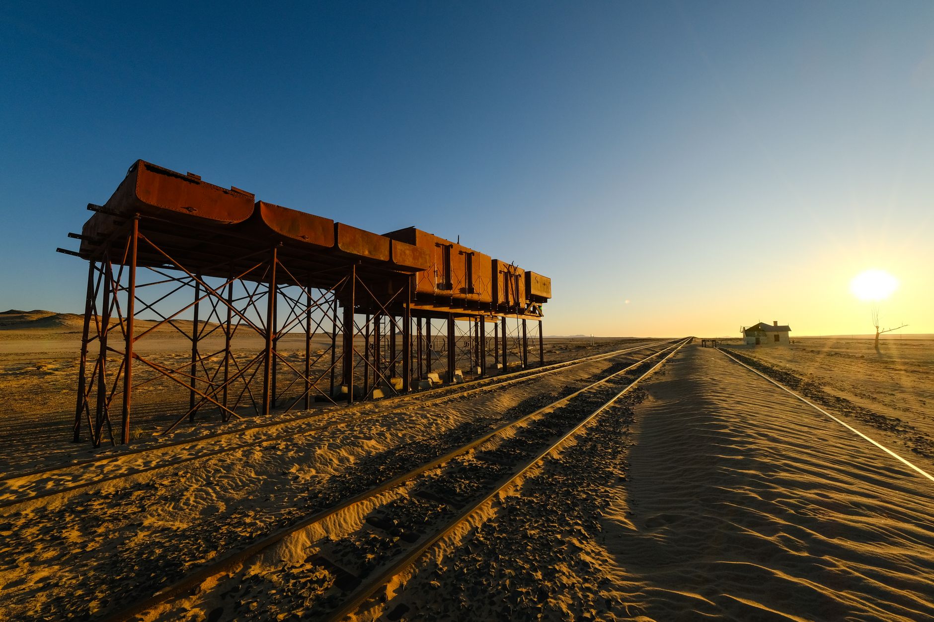 Sahara : 62 km de rails posés, jamais un train n'est passé