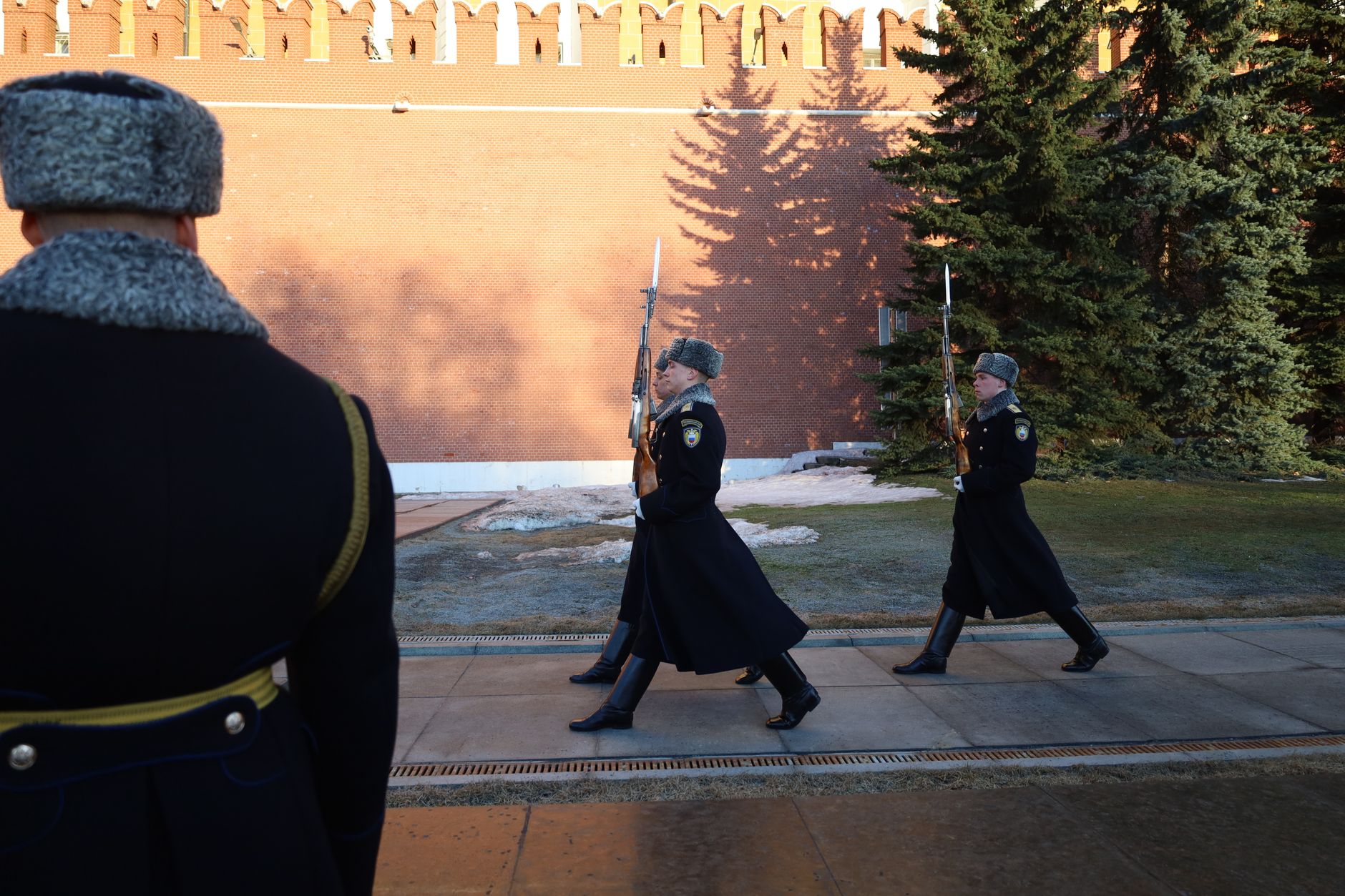 La tombe de Staline, au mur du Kremlin, derrière Lénine